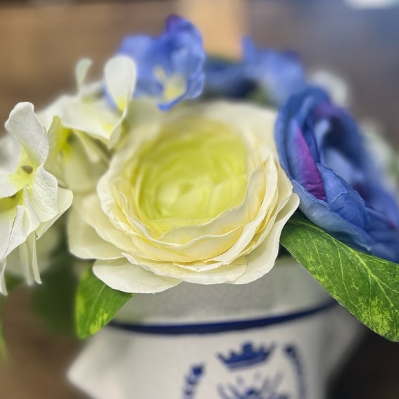 Vase with flowers - Picture 5 of 5